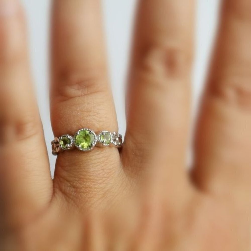 Apple Green Peridot 3 gemstone ring sterling silver size 7 🆕 - Picture 7 of 8